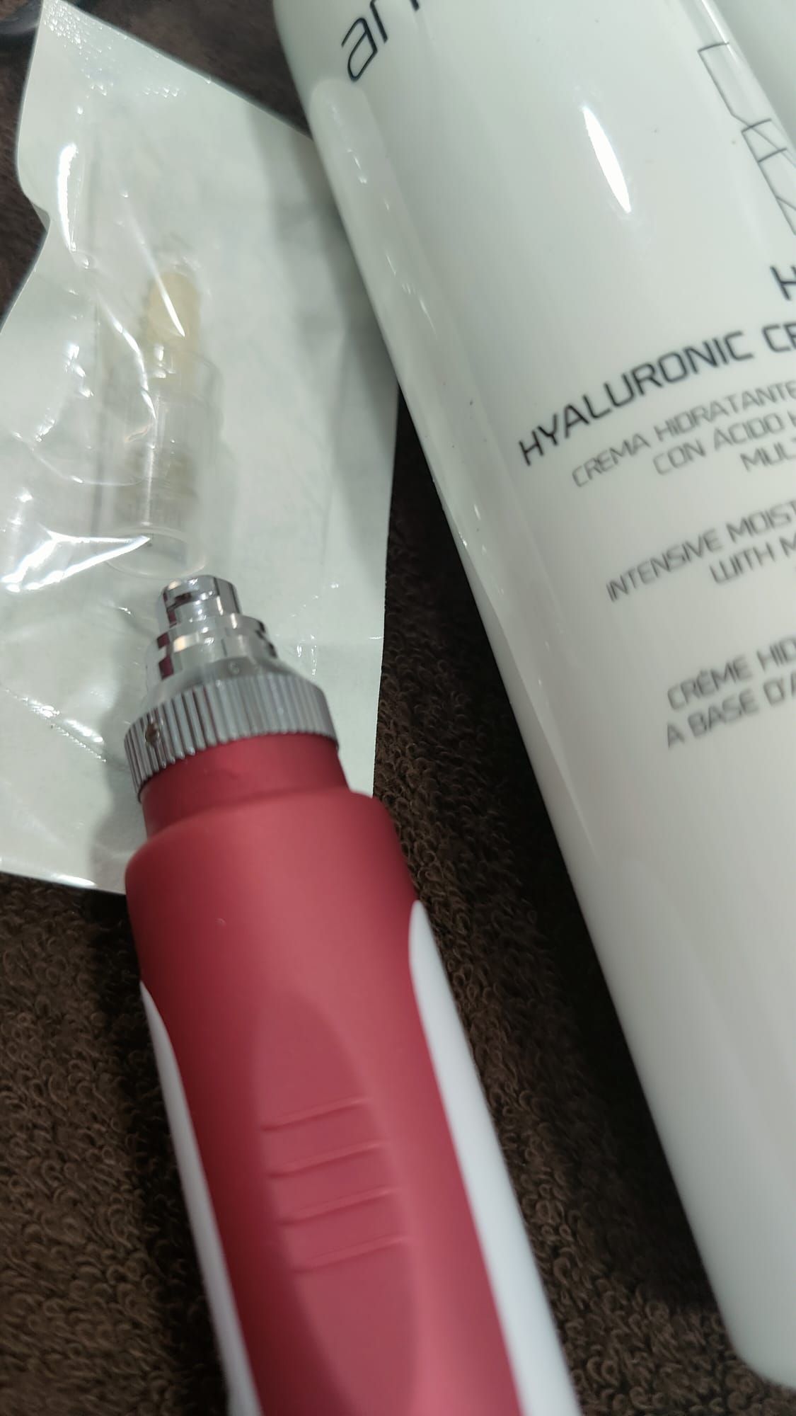 Una botella de ácido hialurónico junto a una botella de loción.