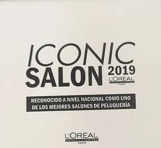 Un cartel blanco con las palabras 
