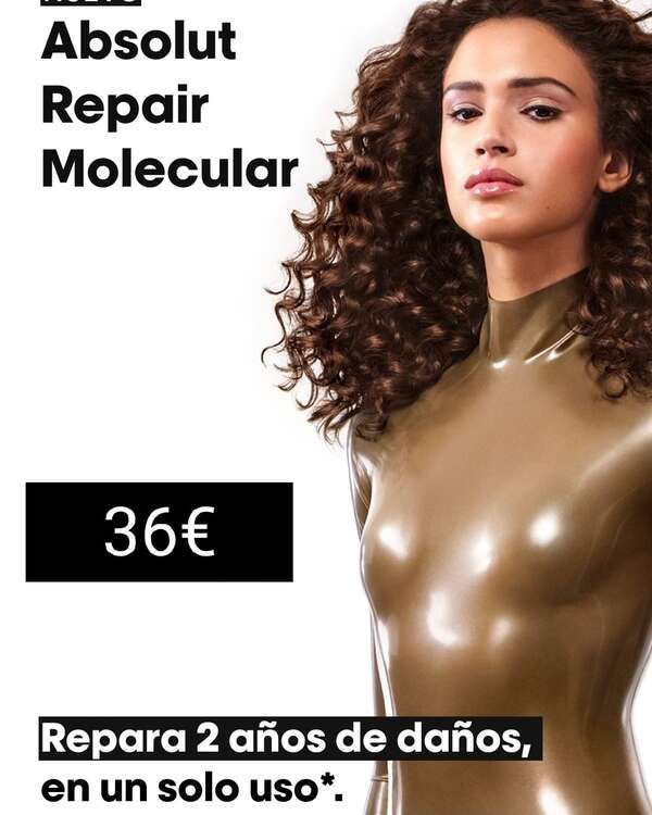 Una mujer con un traje de látex anuncia la reparación molecular absoluta.