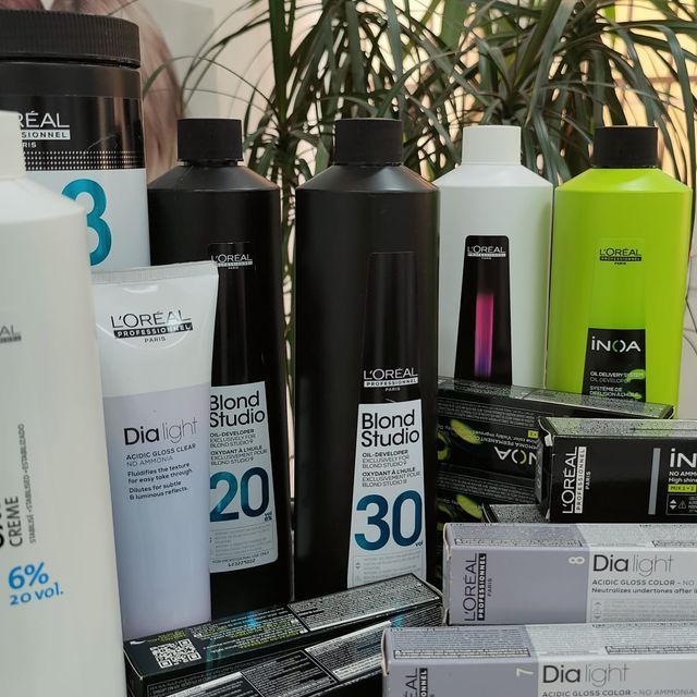 Varias botellas de productos para el cabello de la marca L'Oréal están sobre una mesa.