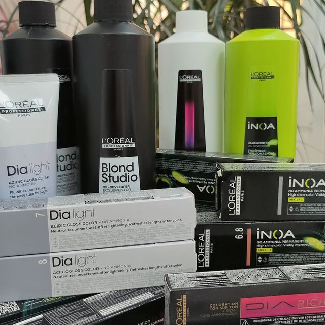 Varias botellas de productos L'Oréal están apiladas una encima de otra.