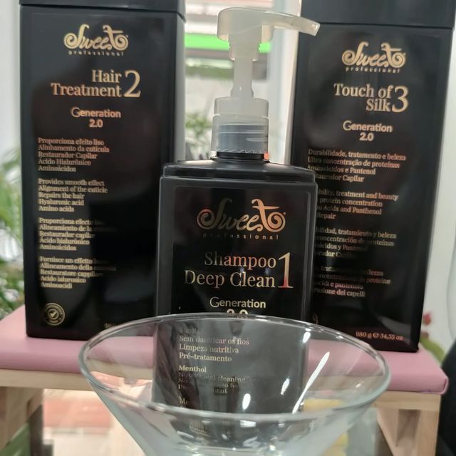 Una botella de champú de dulces está al lado de una botella de tratamiento para el cabello.