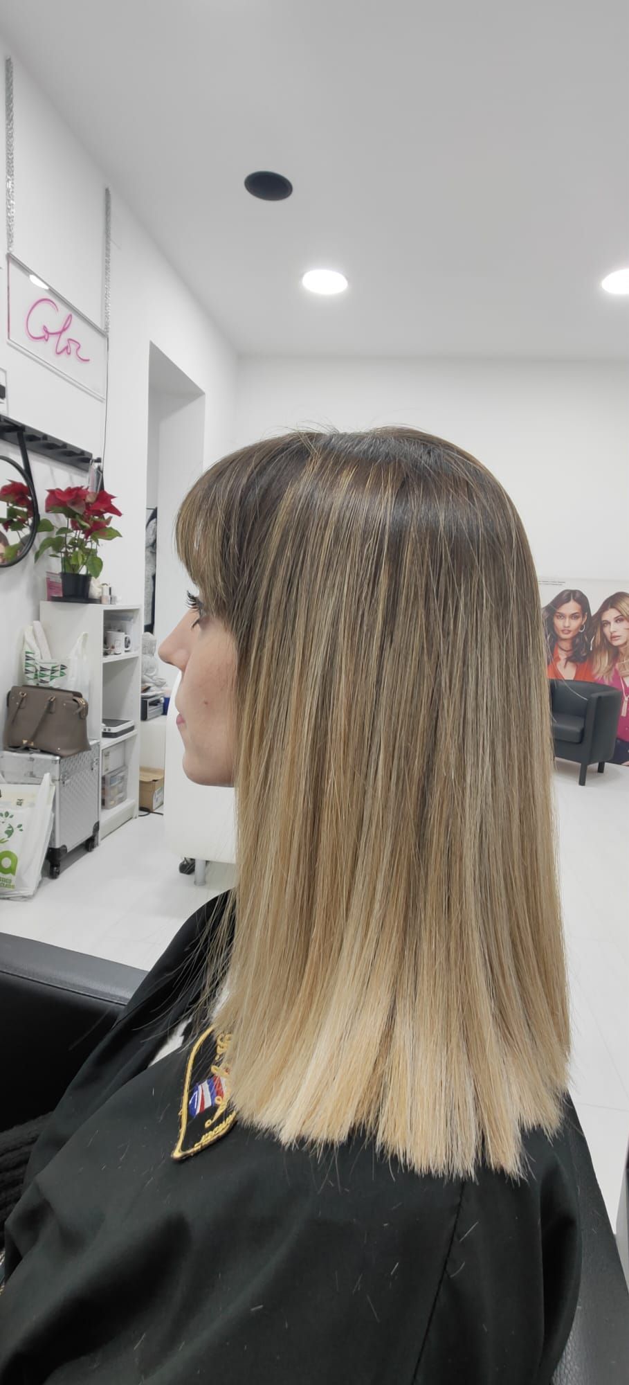 Una mujer se está cortando el pelo en una peluquería.