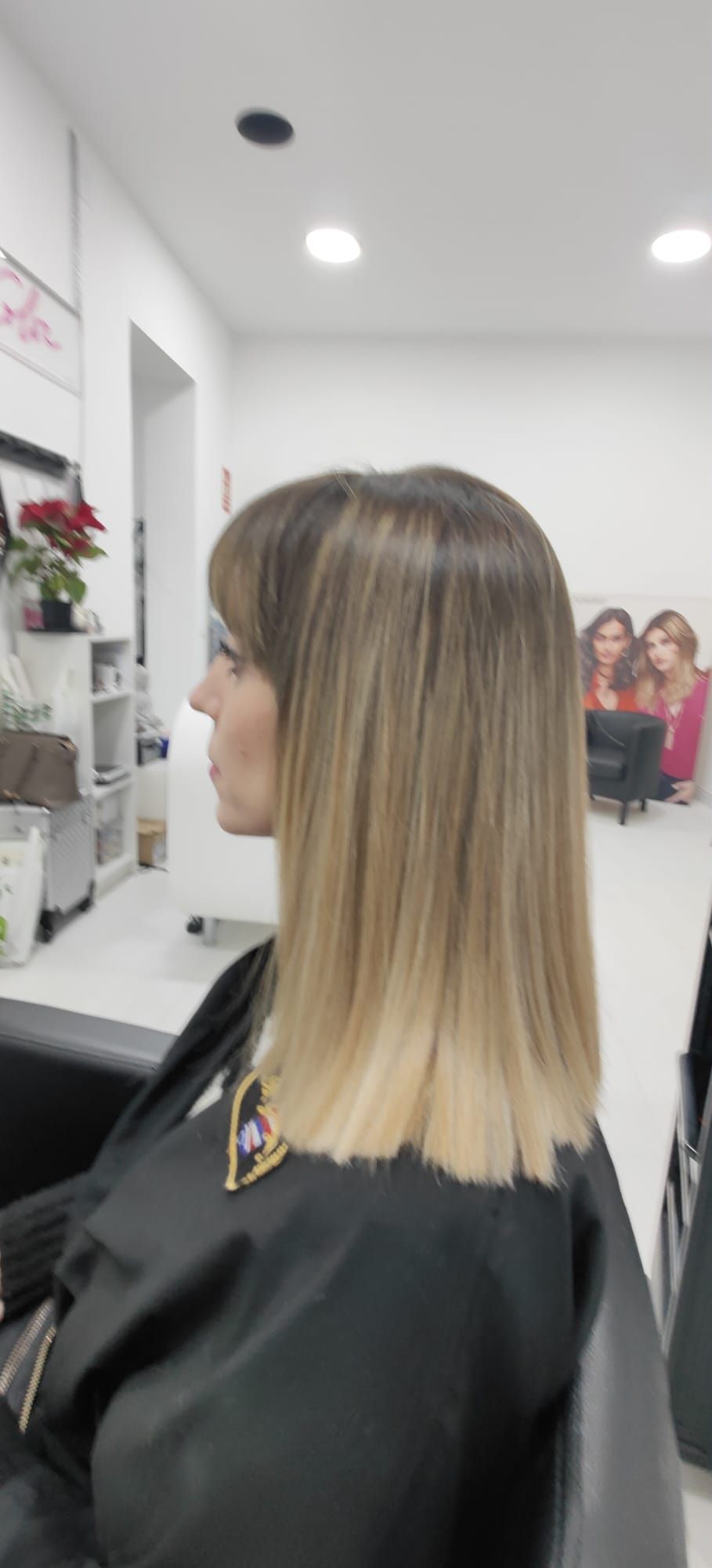 Una mujer se está cortando el pelo en una peluquería.