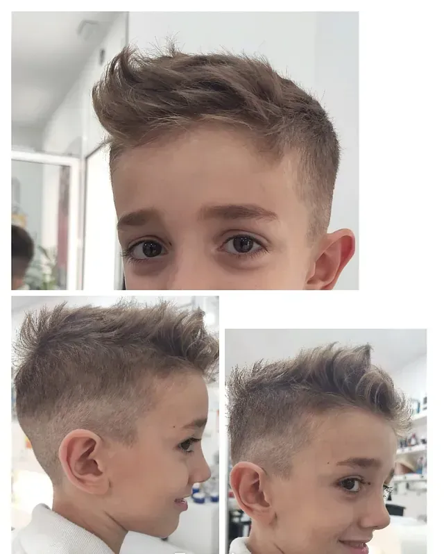 Un niño pequeño se está cortando el pelo en una peluquería.