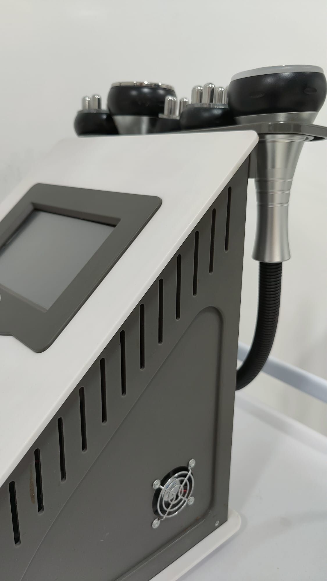 Una máquina con una manguera conectada a ella está colocada sobre una mesa.