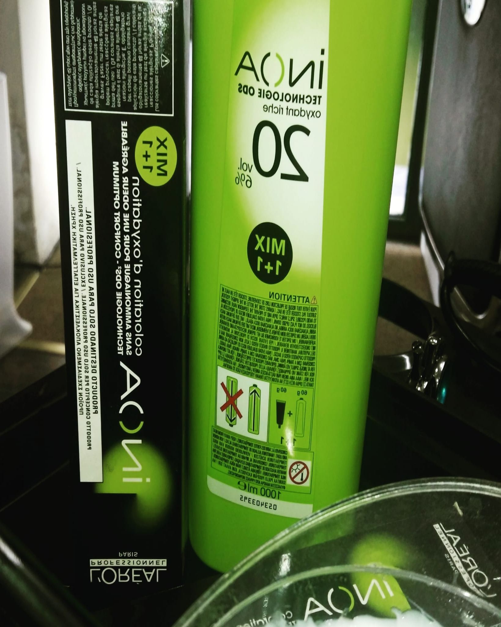 Una botella verde de aoii se encuentra junto a una caja negra