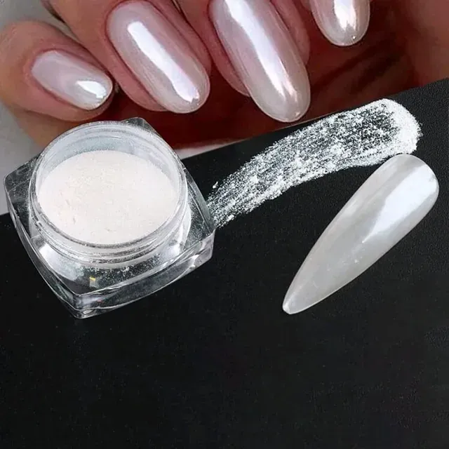 Un primer plano de las uñas de una mujer junto a un frasco de polvo blanco.