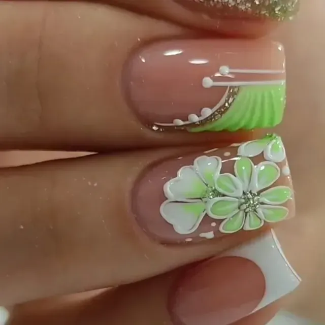 Un primer plano de las uñas de una mujer con un diseño floral.