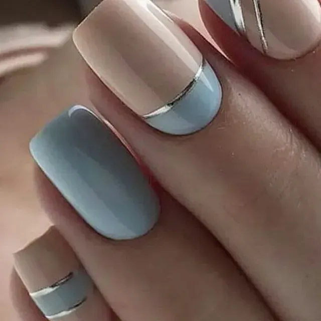 Un primer plano de las uñas de una mujer con un diseño azul y rosa.