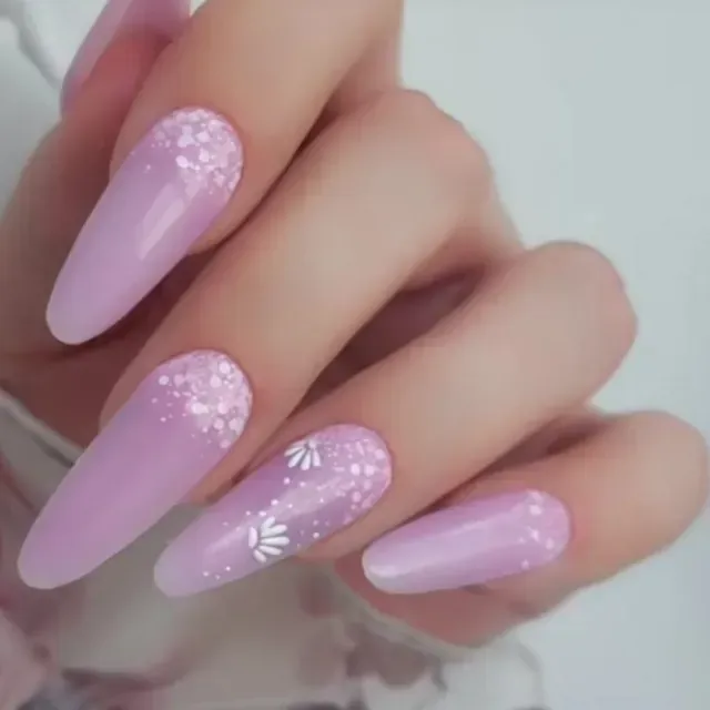 Un primer plano de las uñas de una mujer con un diseño en ellas.