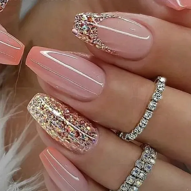 Un primer plano de las uñas de una mujer con anillos en ellas.