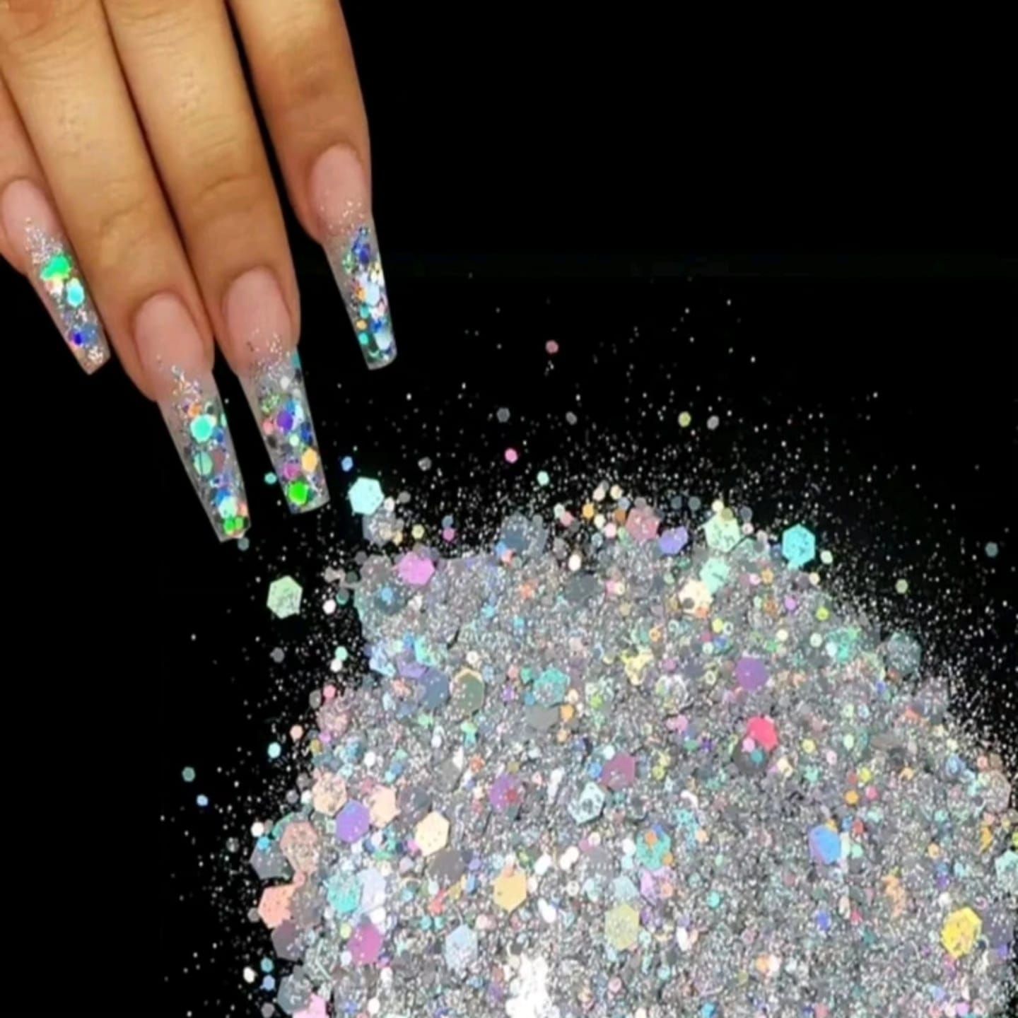 La mano de una mujer busca un montón de brillantina.