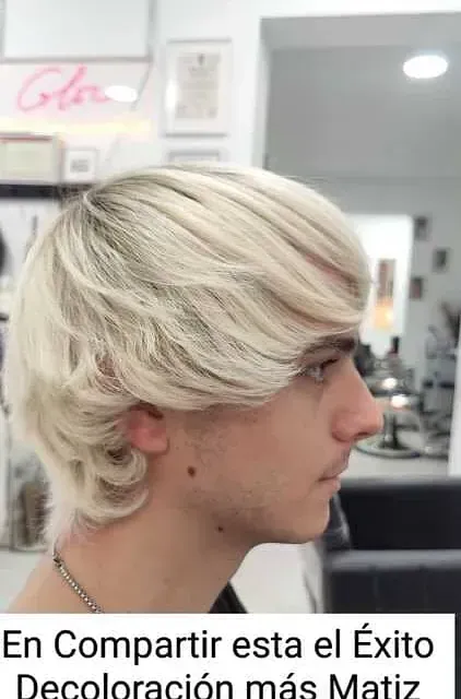 Un hombre con cabello rubio está en una peluquería.