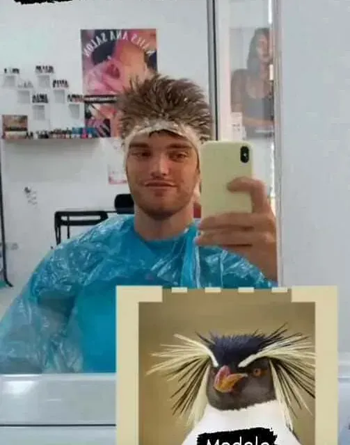 Un hombre se está tomando una foto en un espejo.