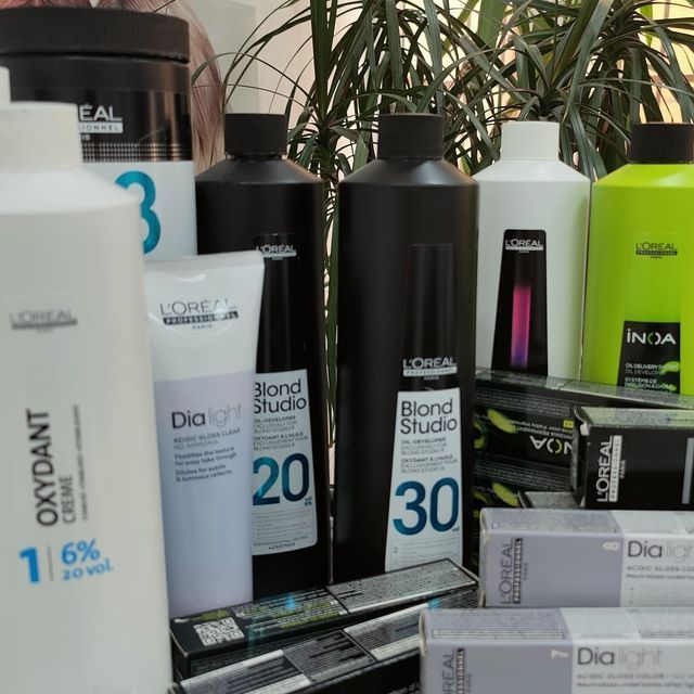 Varias botellas de productos L'Oréal, incluido Blond Studio 30.