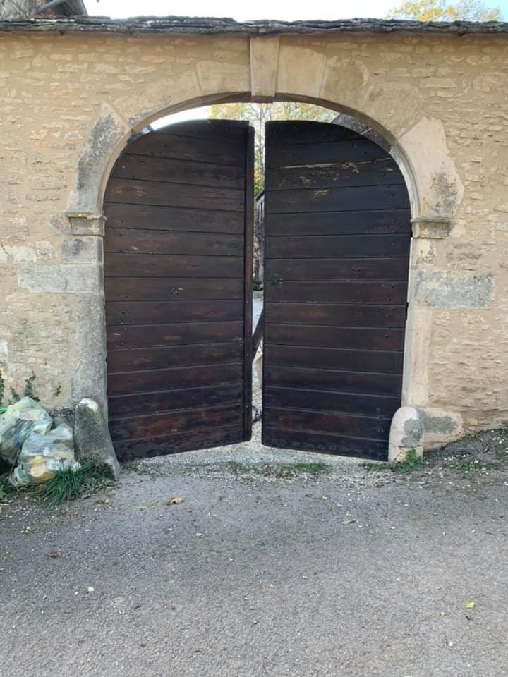 Portail en bois avant l'aérogommage.