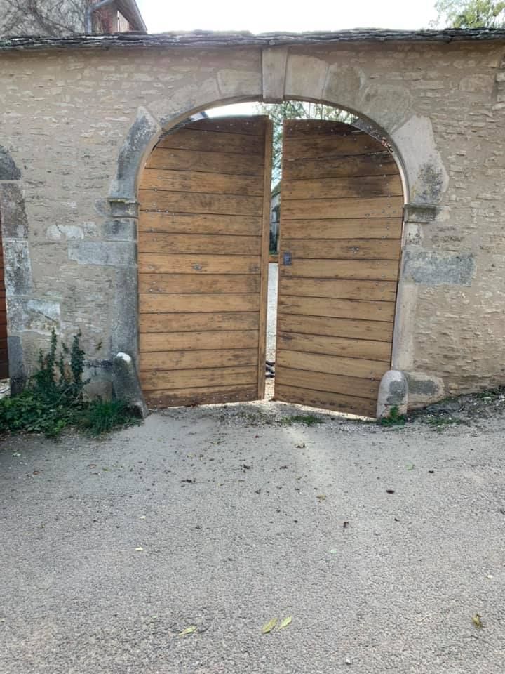 Portail en bois après l'aérogommage.