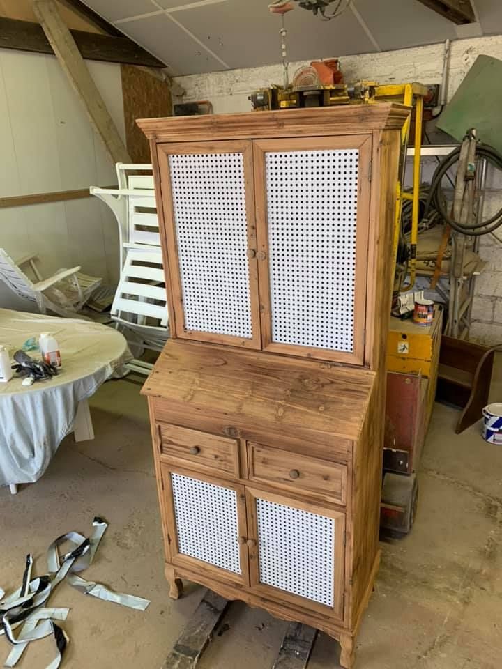 Meuble en bois après l'aérogommage.