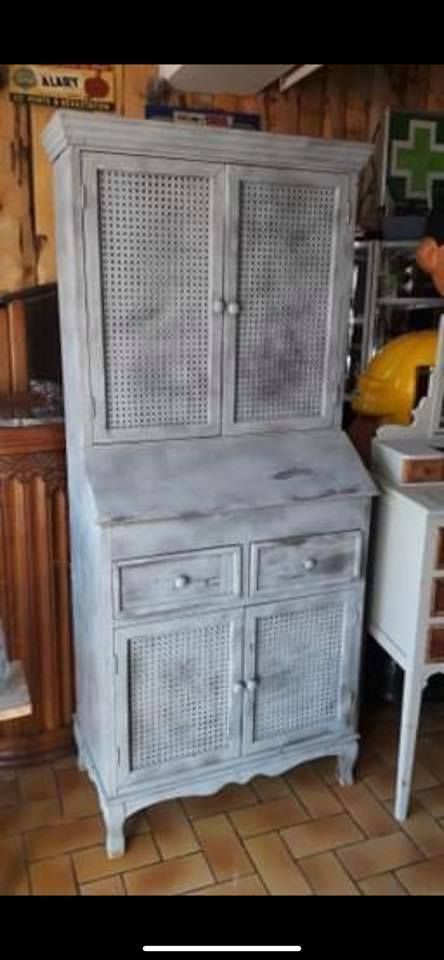 Meuble en bois avant l'aérogommage.