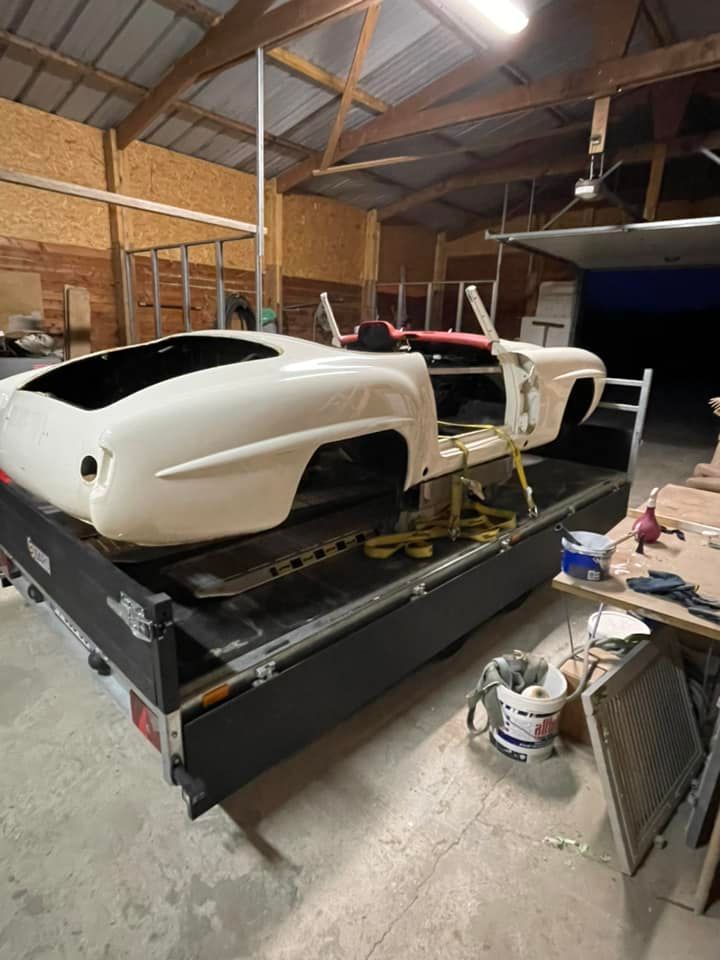 Voiture de collection repeinte.