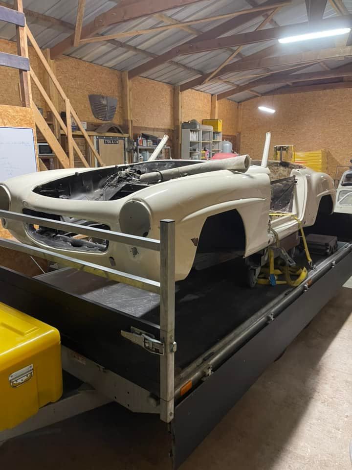 Voiture de collection après l'aérogommage.