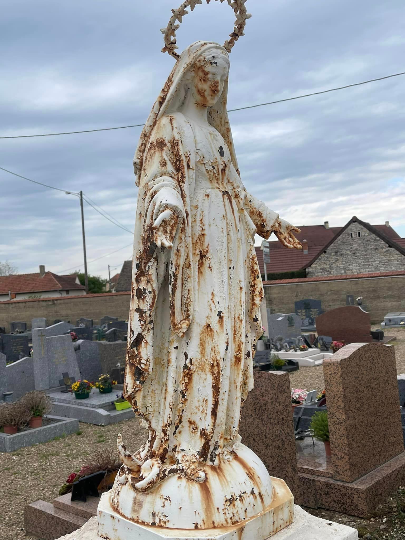 Statue de la vierge avant l'aérogommage.