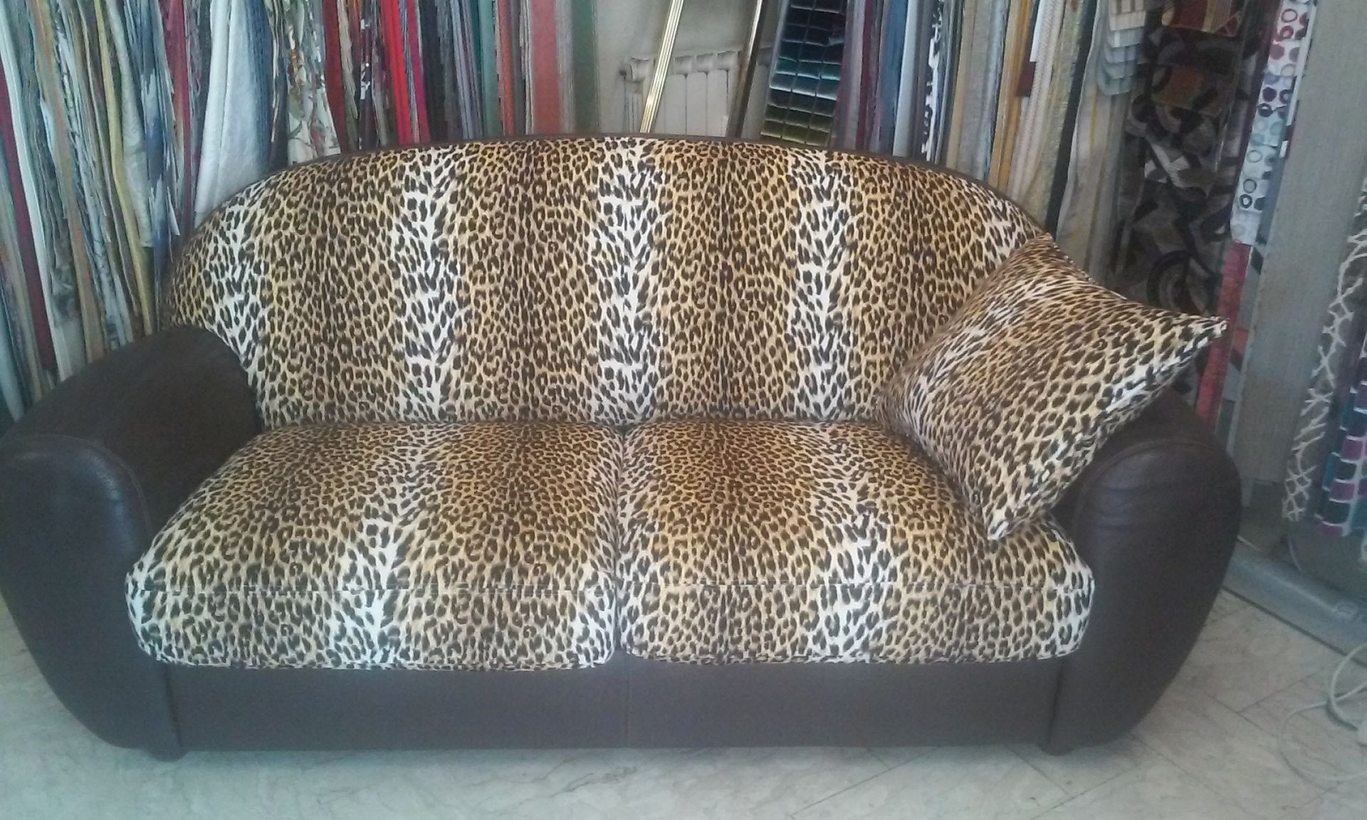 Canapé motif léopard