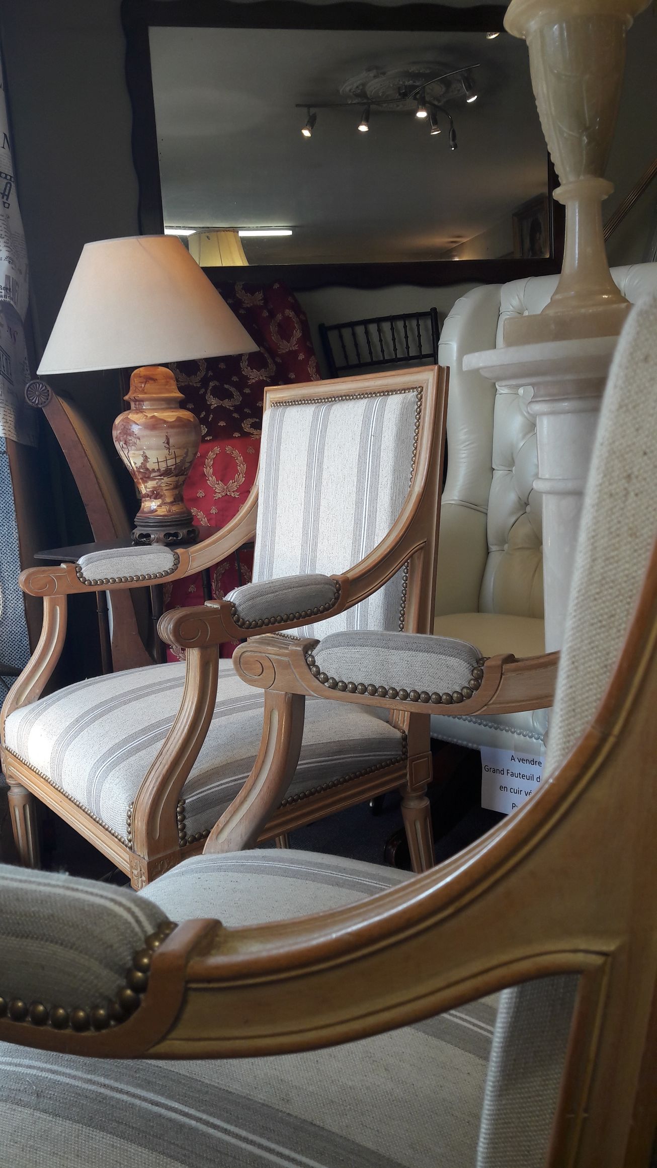 Chaise blanche et grise