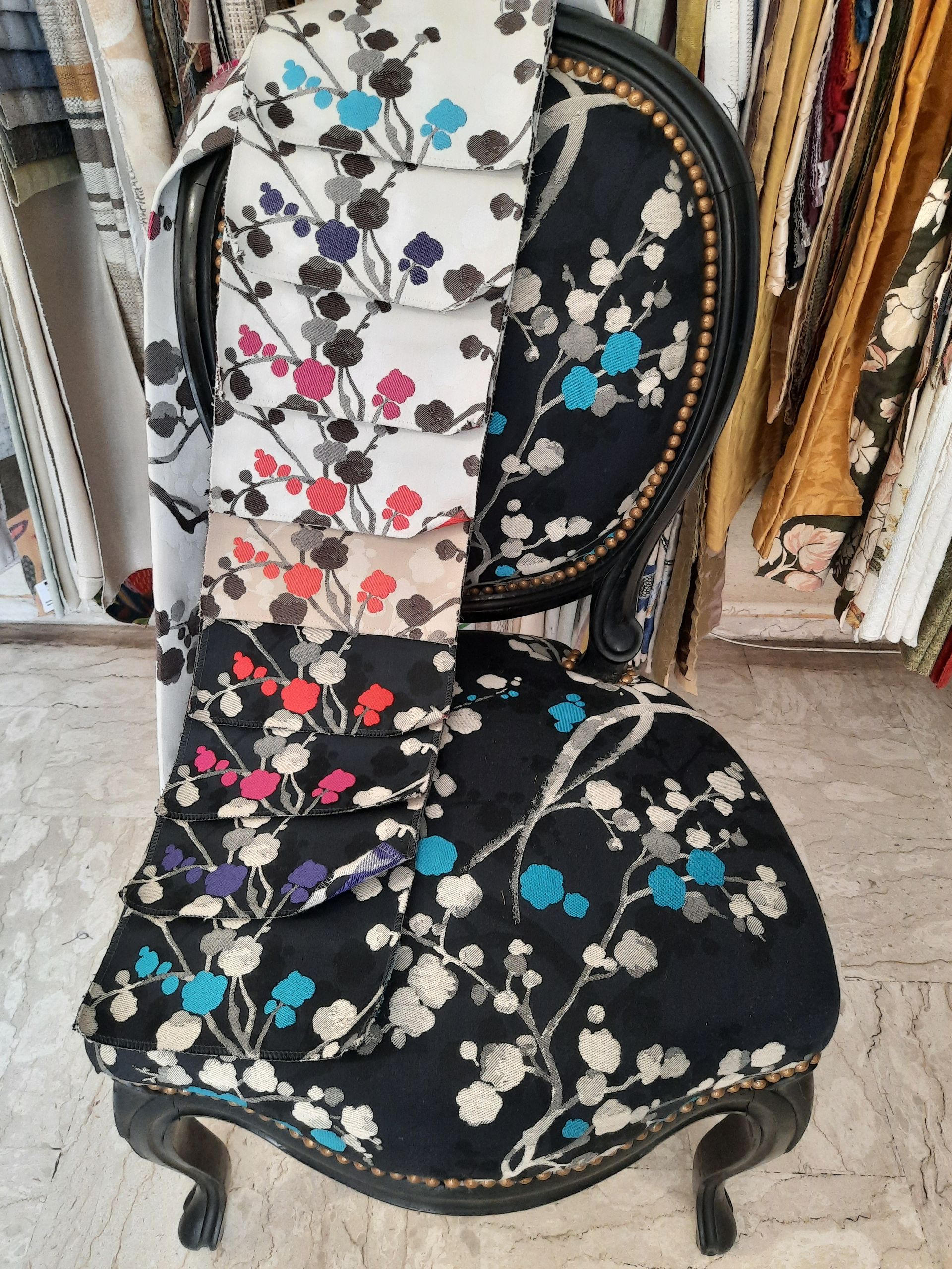 Chaise noir et tissu