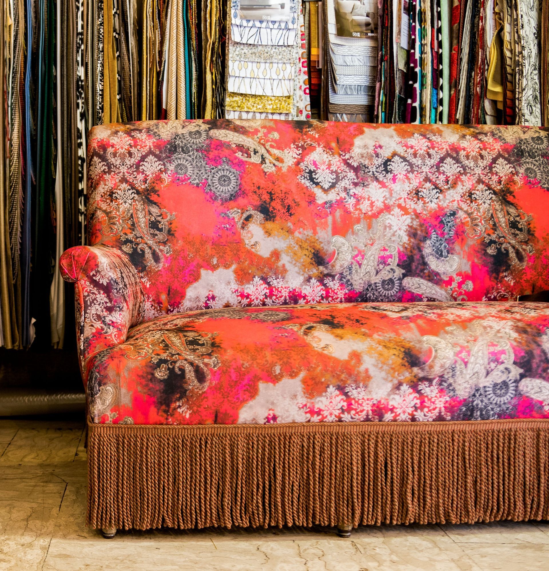 Canapé rouge et ficelle