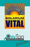 Logotipos de Solarium Vital y OxyTan studio sobre un fondo verde azulado y blanco