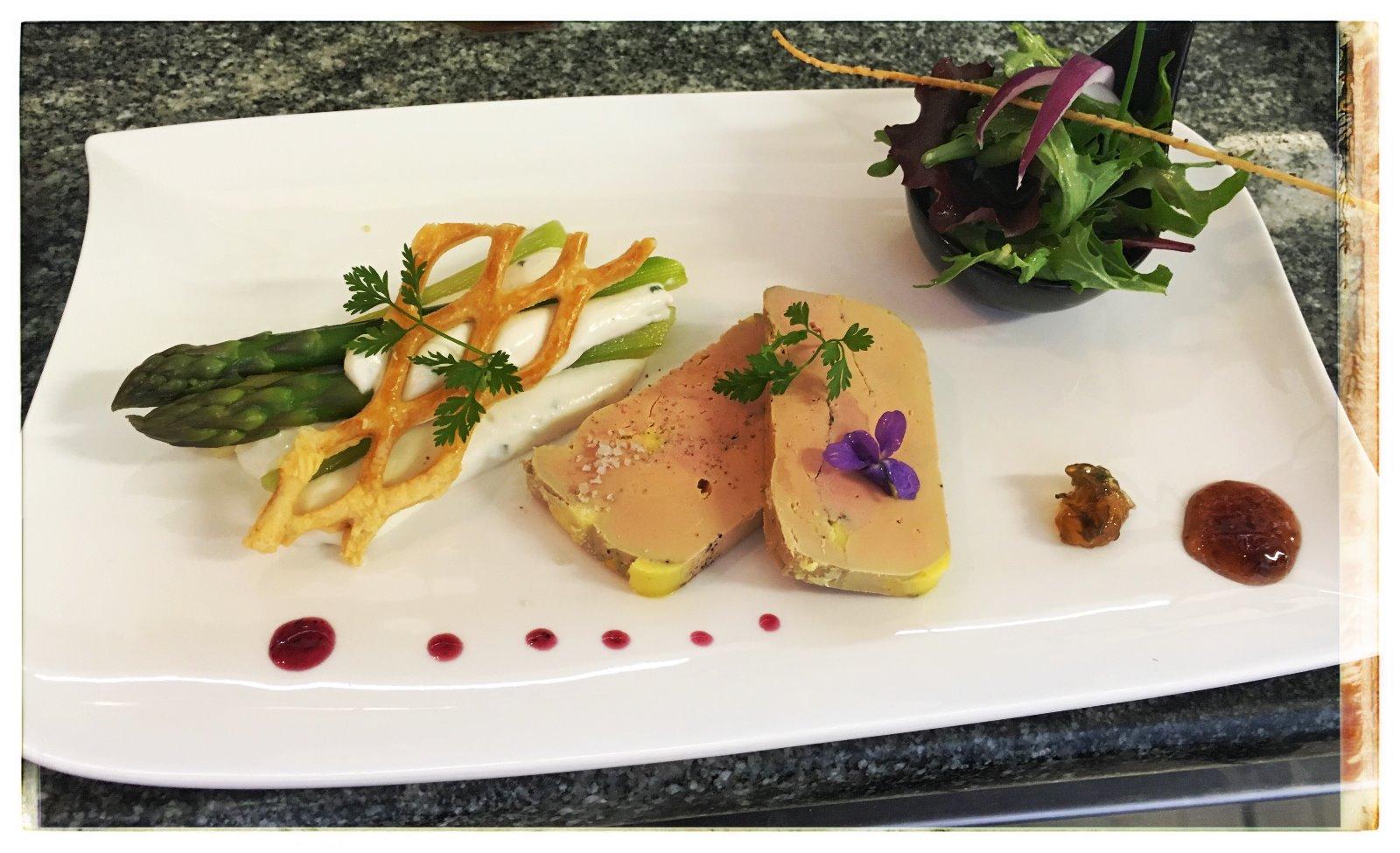Le Foie gras de Canard mi-cuit aux Asperges printanières