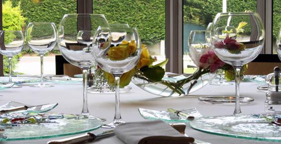 Restaurant table verres en gros plan fleurs