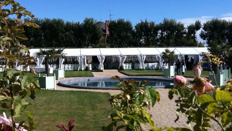 Grande réception dans un parc privé avec des tentes 