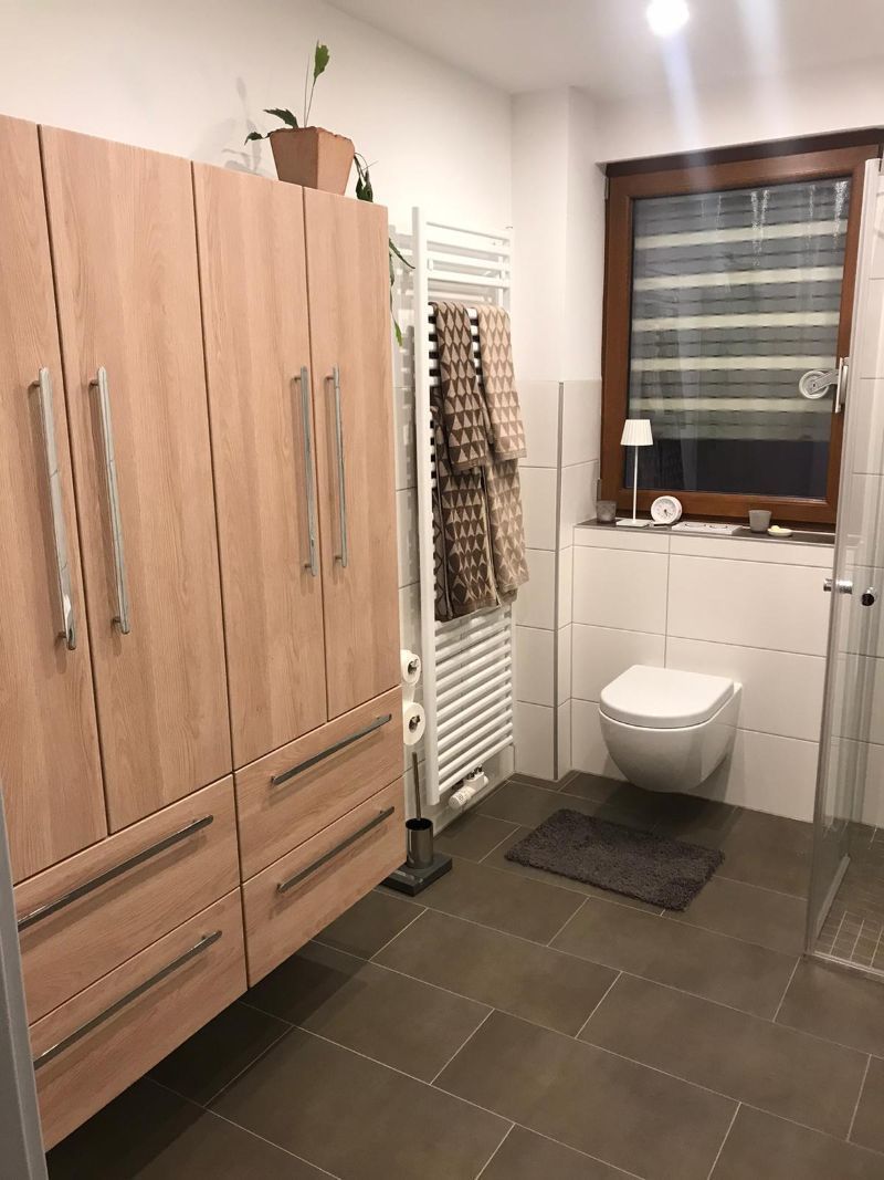 Badezimmer mit Holzschrank