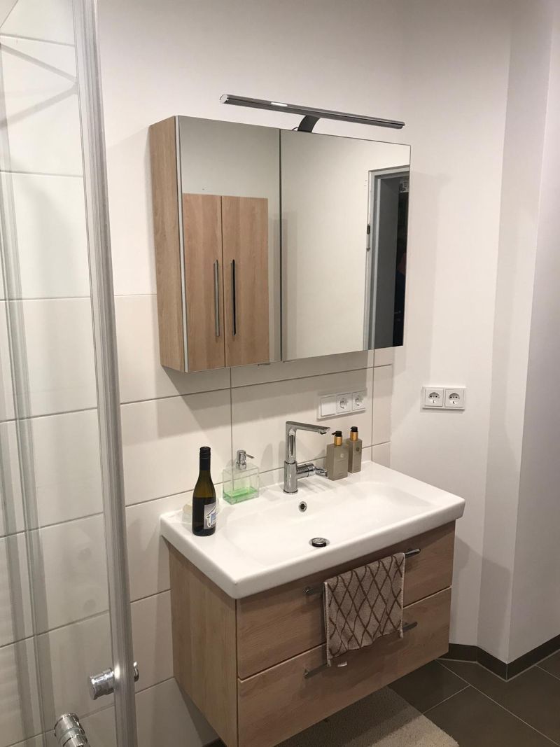 Badezimmer mit Holzelementen