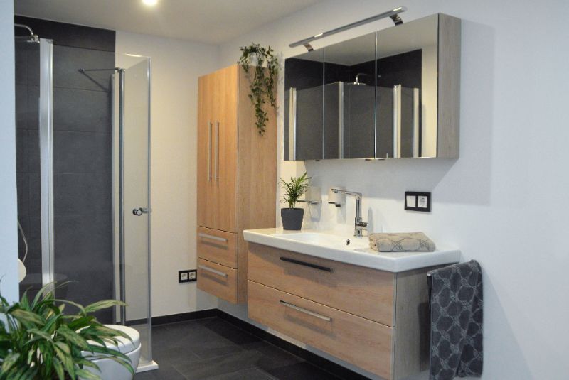 Badezimmer mit Holzelementen