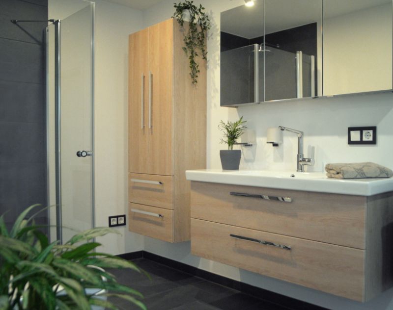 Badezimmer mit Holzelementen