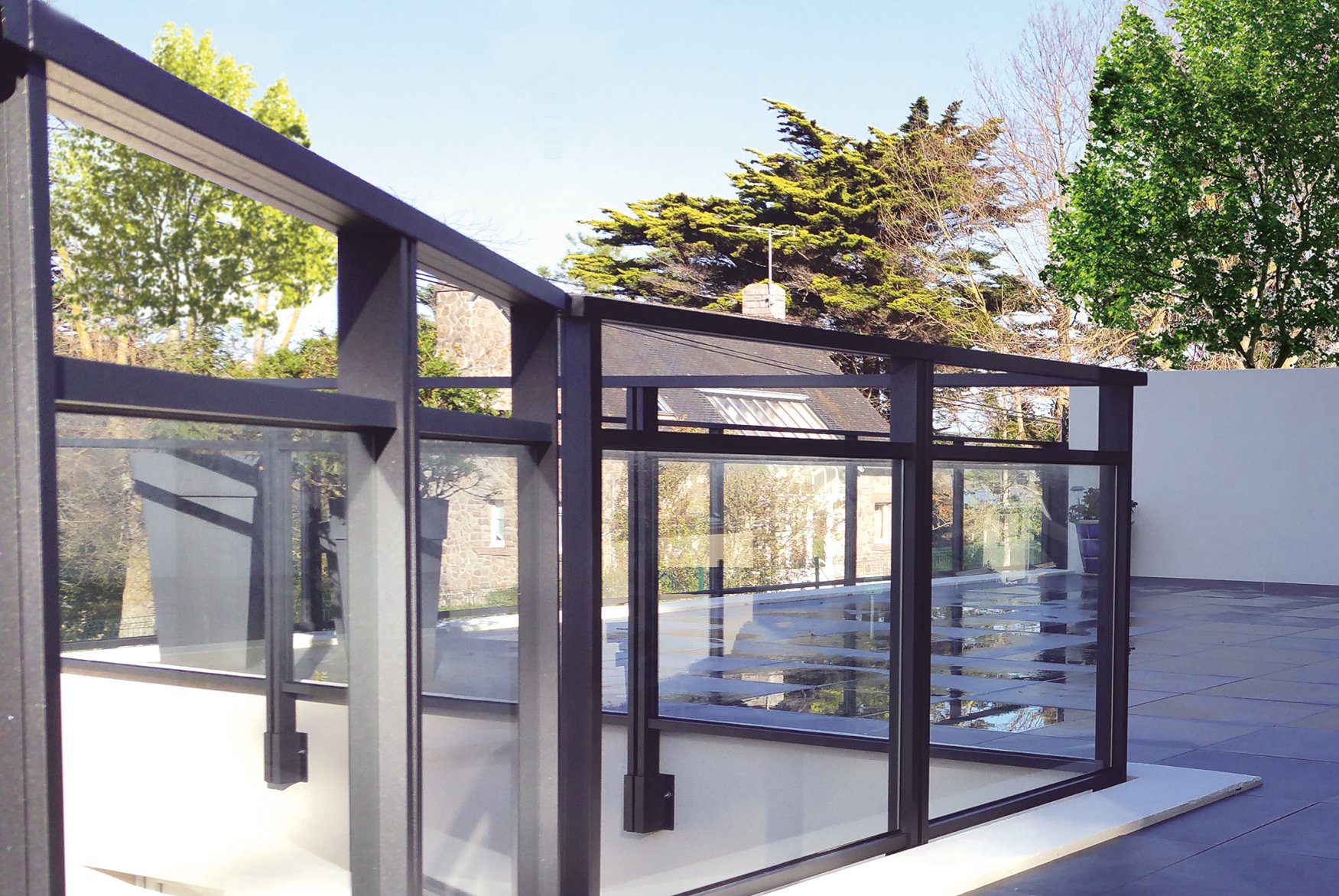 Structure moderne en verre et métal noir avec panneaux en verre dépoli