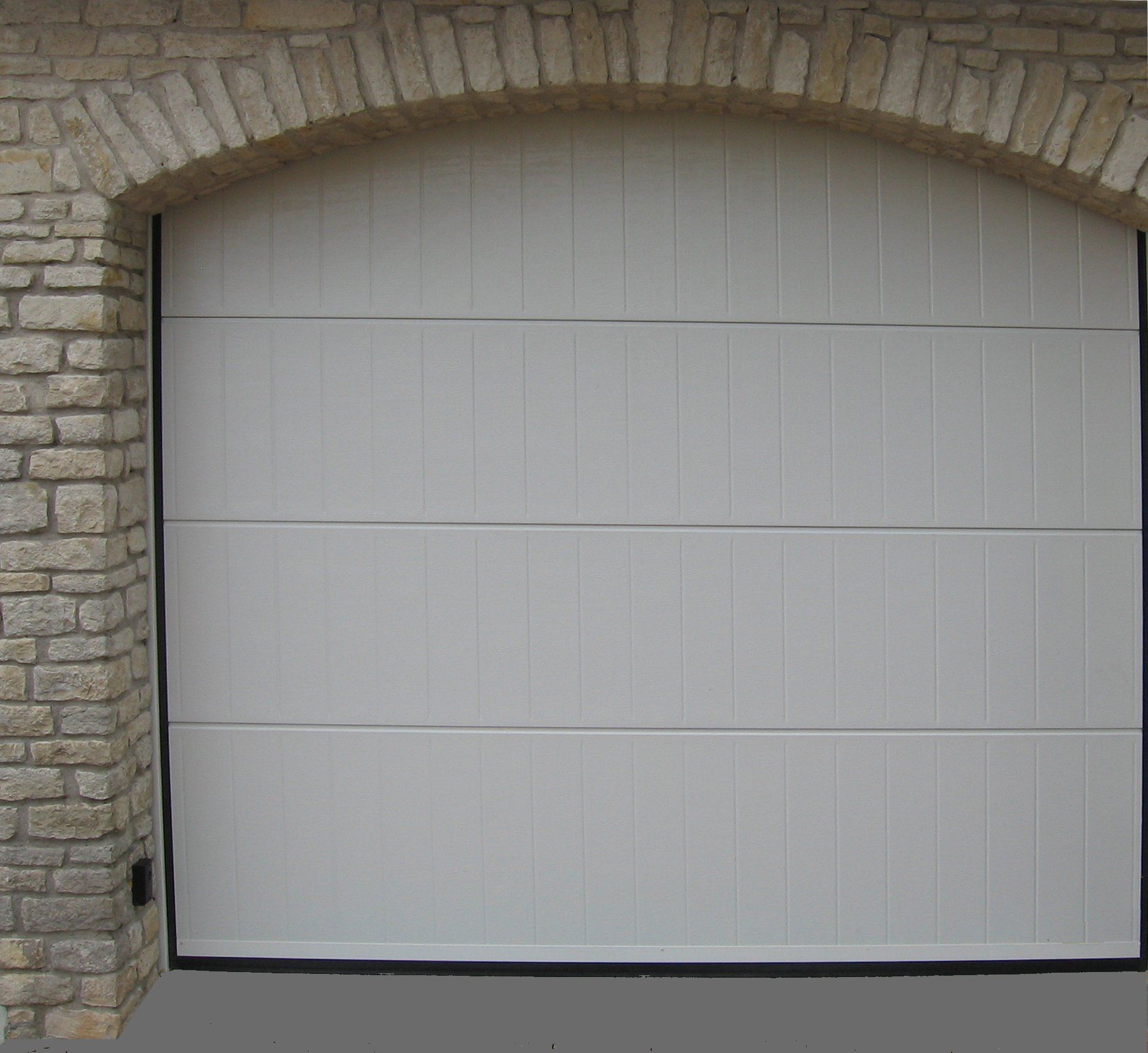 Porte sectionnelle à nervure verticale