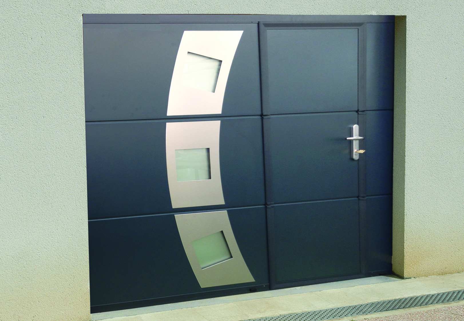 Porte de garage sectionnelle Portail moderne noir et argent avec porte piétonne.