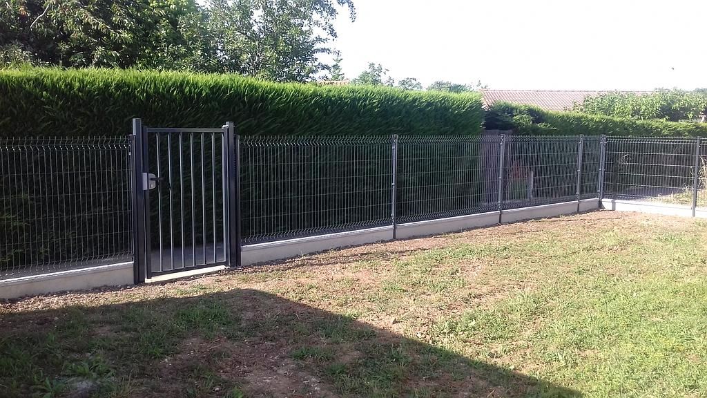 Clôtures de couleur noire dans le jardin