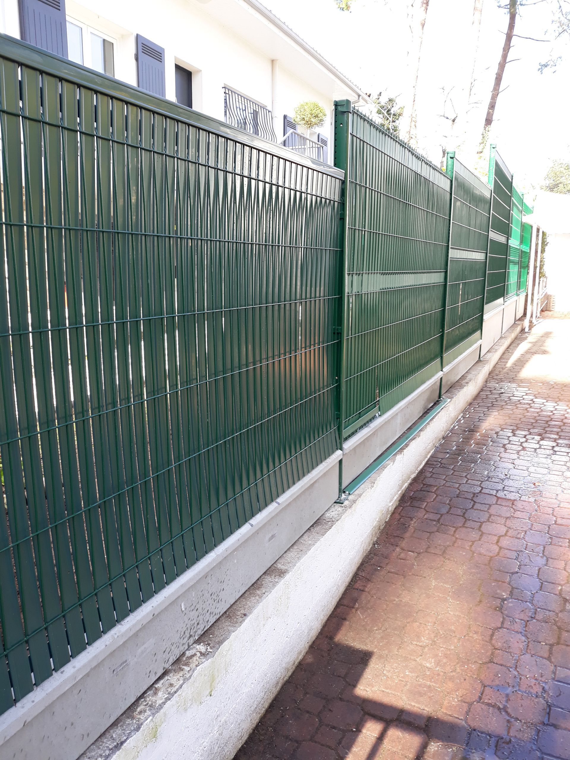 Clôture de séparation rigide verte