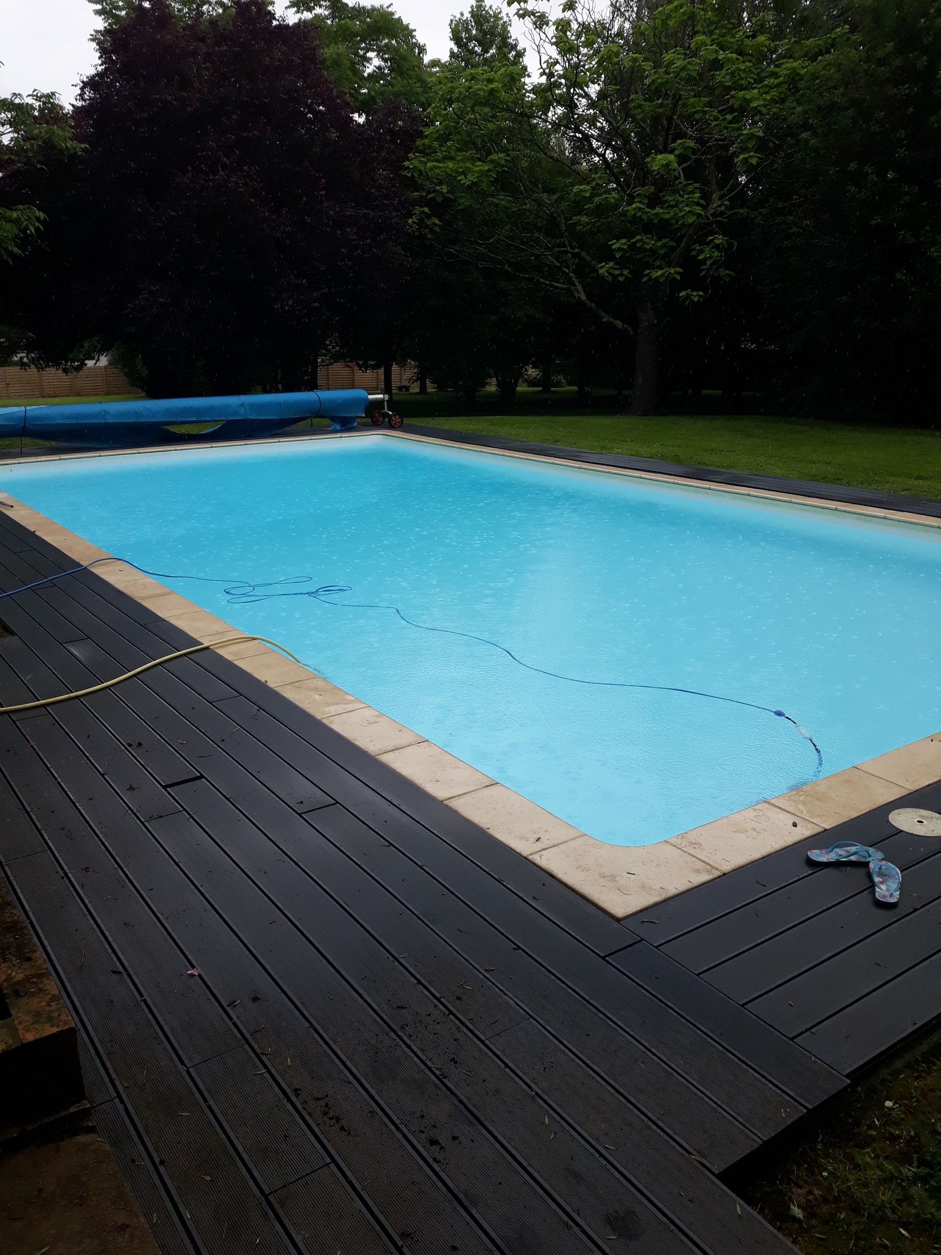 Plage de piscine en bois foncé
