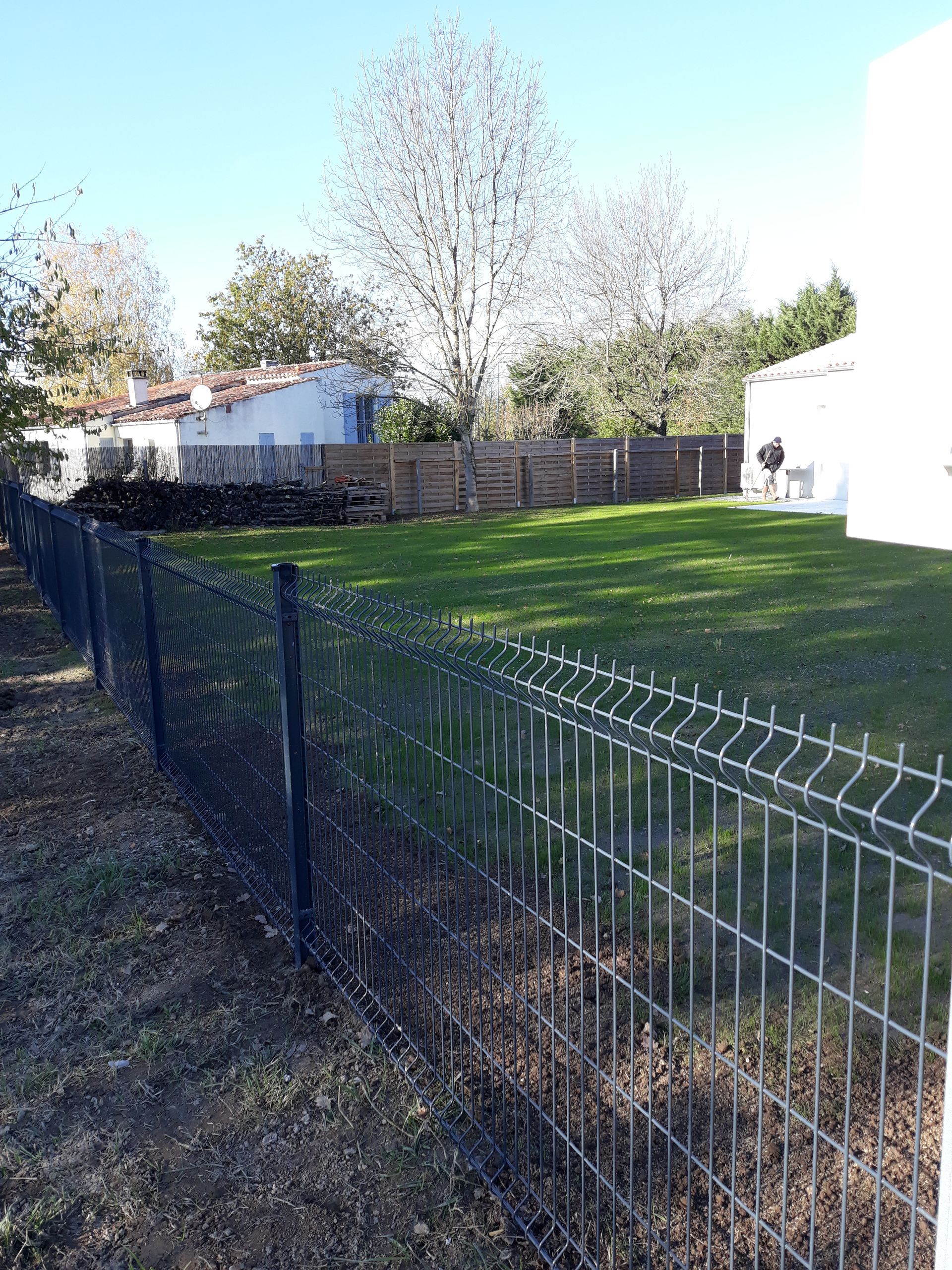 Grillage rigide clôturant un jardin