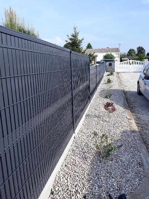 Clôture de jardin el long d'une allée