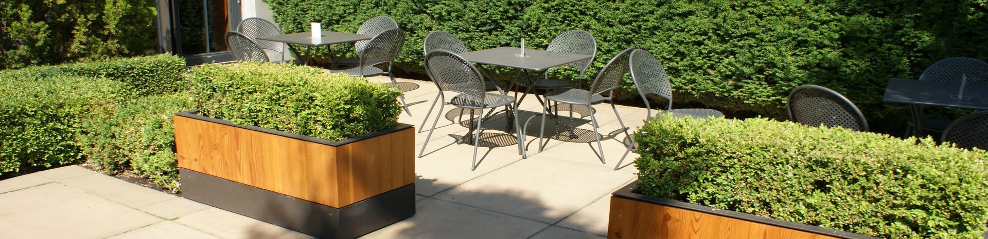 Petite terrasse avec haies