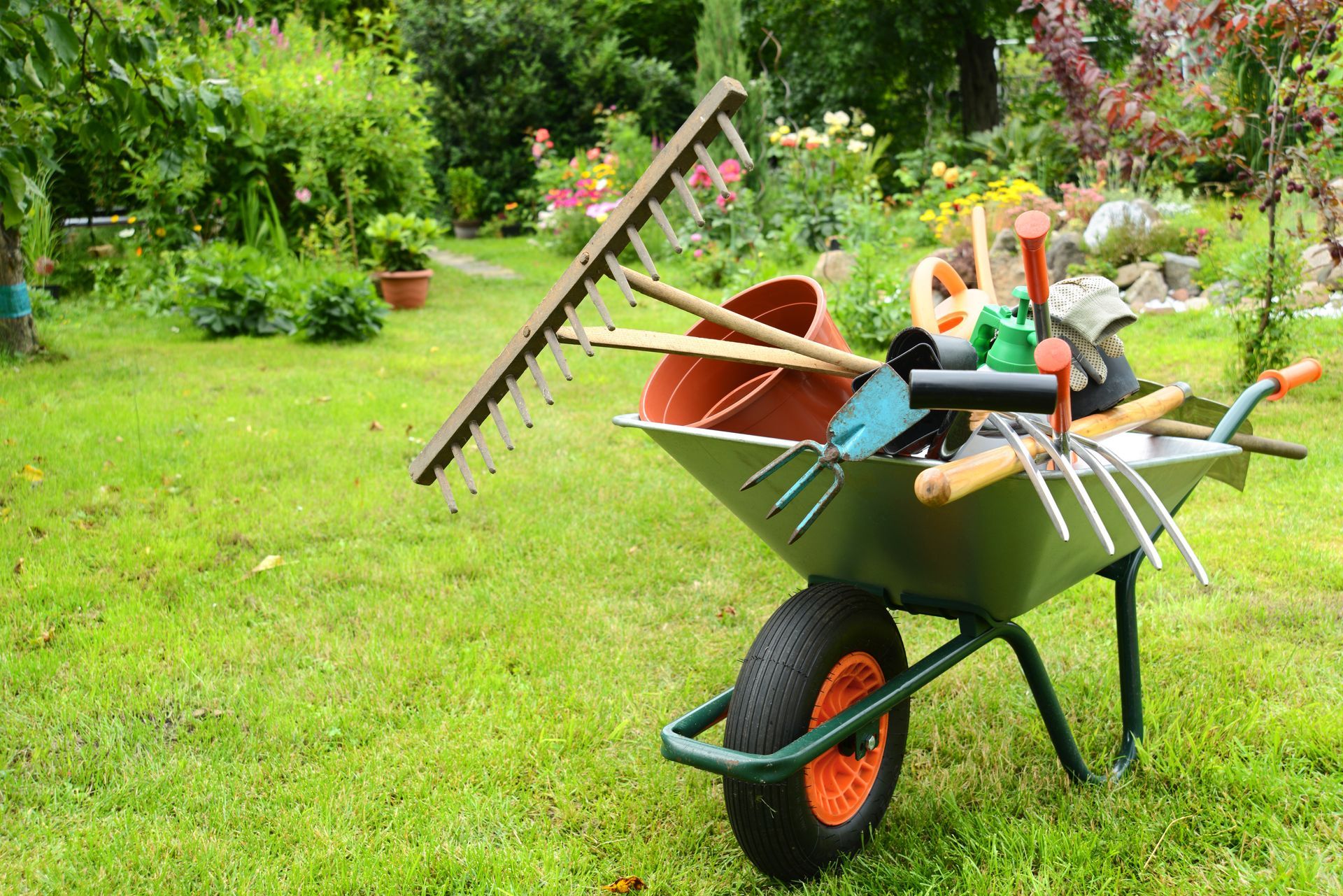 Brouette avec outillage de jardin