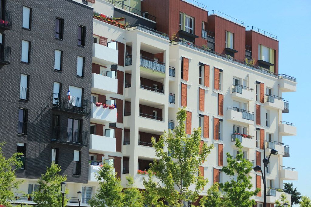 Bâtiment blanc et noir avec plusieurs étages